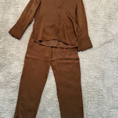 Set in due pezzi in viscosa: camicetta e pantaloni