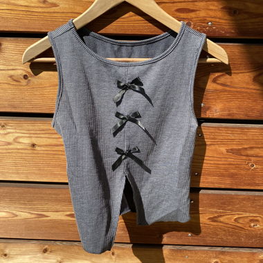 Top canotta crop grigio con fiocchi 