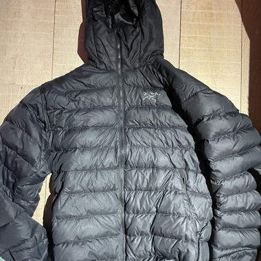 Giacca in piumino Arcteryx nera con cappuccio