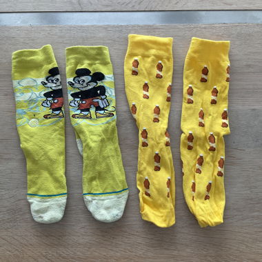 2 paires de chaussettes jaunes, 1x Rivella et 1x Stance 