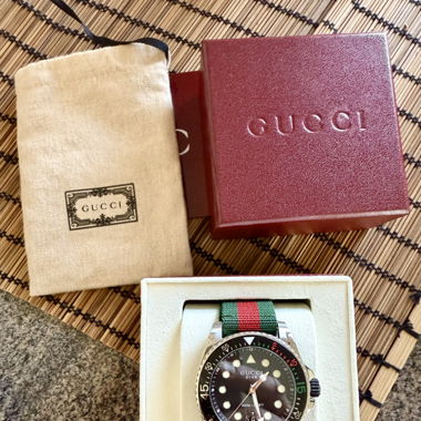 GUCCI-DIVE-UHR, 45 MM, Saphir, massiv