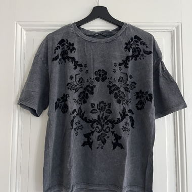 T-shirt grigio Zara con motivo floreale