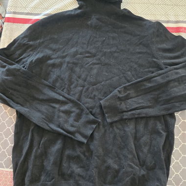 Schwarzer Rollkragenpullover