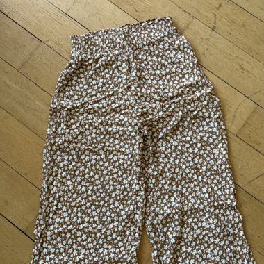 Geblümte Hose mit weitem Bein