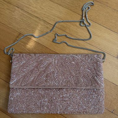 Clutch da sera in raso con perline e catena