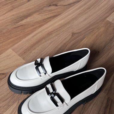 Mocassins blanc et noir 