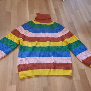 Bunter gestreifter Rollkragenpullover