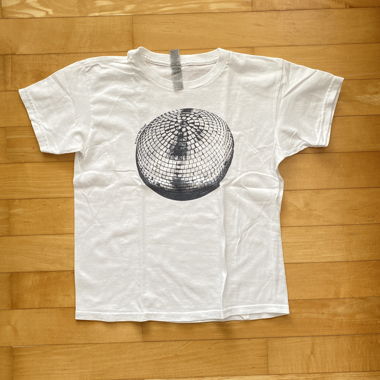 T-shirt blanc avec imprimé boule disco