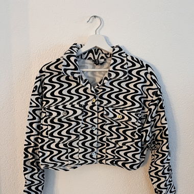 Jeansjacke cropped schwarz weiss gemustert 