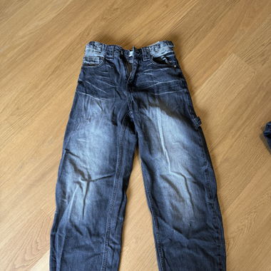 Dunkelgraue Jeans mit Accessoires 
