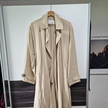 Beiger fließender Trenchcoat