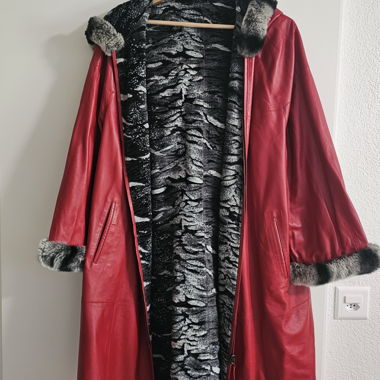 Roter Ledermantel mit Fell