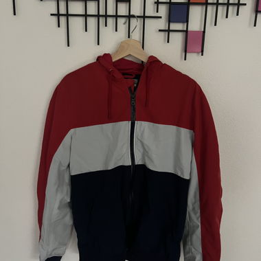 Leichter gestreifter Windbreaker