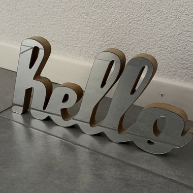 Schriftzug "Hello" mit Spiegel