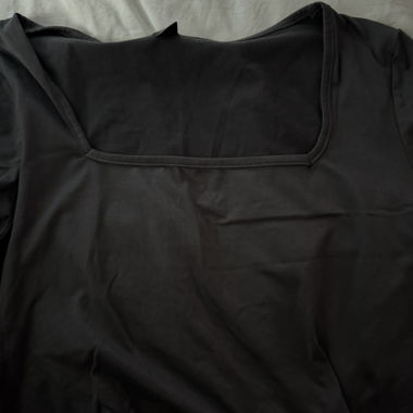 Schwarzes Top mit eckigem Ausschnitt