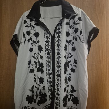 Zweifarbige Blumenbluse