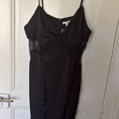 Schwarzes Slipkleid aus Spitze
