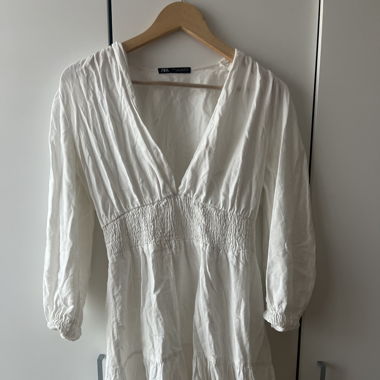 Robe blanche cintrée et fluide Zara