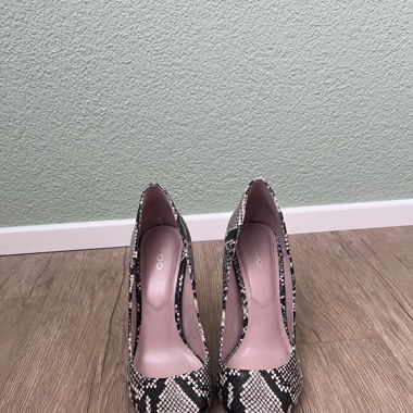 Schlangenmuster High Heels