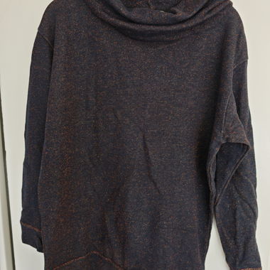 Dunkler Kapuzenpullover mit bunten Sprenkeln