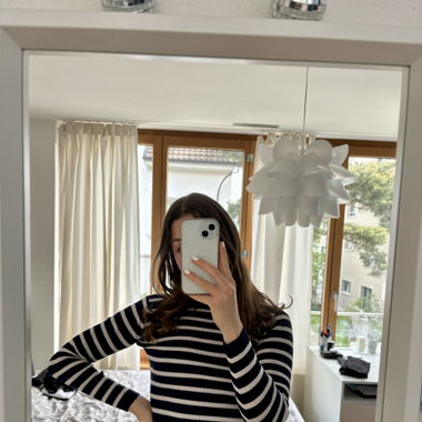 Blau, weiss gestreiftes Top