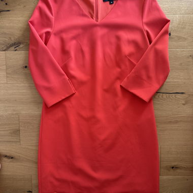 Robe rouge-rose à oeillets