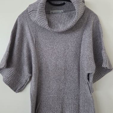 Poncho in maglia a tinta grigia