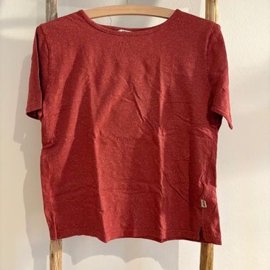 Rotes T-Shirt mit weissen Punkten
