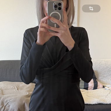 Robe noire chic mi longue 