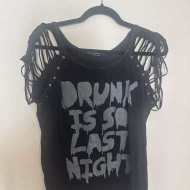 Top tank nero con frange e grafica