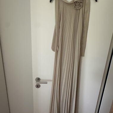 Beiges Plissee-Kleid