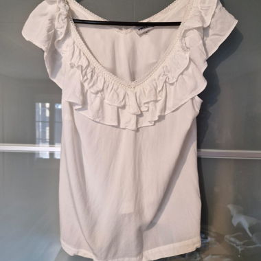 Top bianco con balze