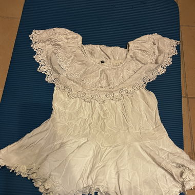 Haut blanc à voiles et dentelles 