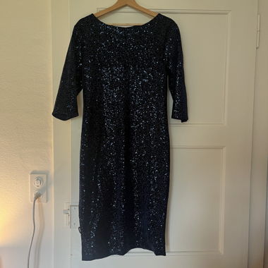 Robe de soirée en velours bleu foncé à sequins