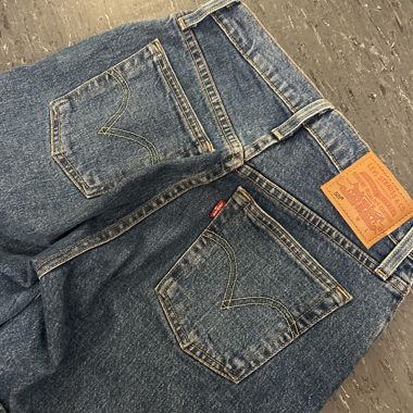 Short Levi's 