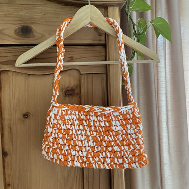 Sac au crochet orange-blanc