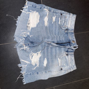 Hellblaue destroyed Jeansshorts