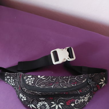 Bauchtsche mit Blumen