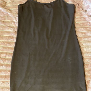 Robe brune à fines bretelles