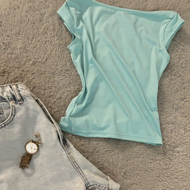 haut turquoise dos nu
