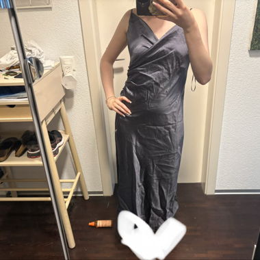 Robe de soirée en satin argenté
