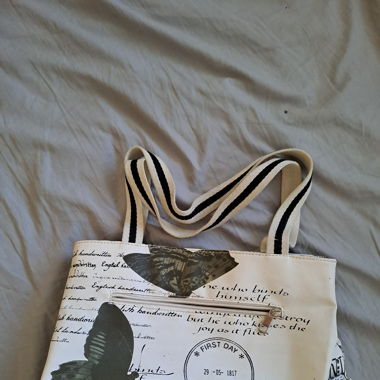Weisse bedruckte Handtasche