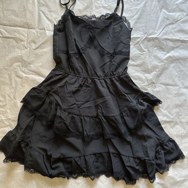 Schwarzes Trägerkleid mit Spitze