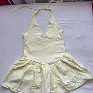 Blassgelbes Kleid 