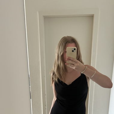 Elegantes Zara Kleid