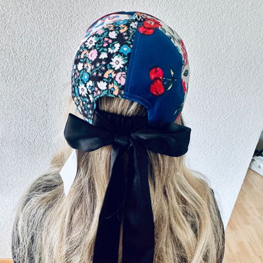 Statement Cap mit Schleife & floraler Stickerei