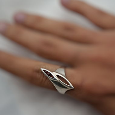 Silberring mit roten Steinen