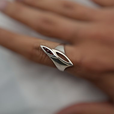 Silberring mit roten Steinen