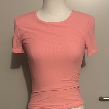 T-shirt Guess rose à manches courtes