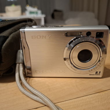 Fotocamera digitale Sony Cyber-shot con custodia